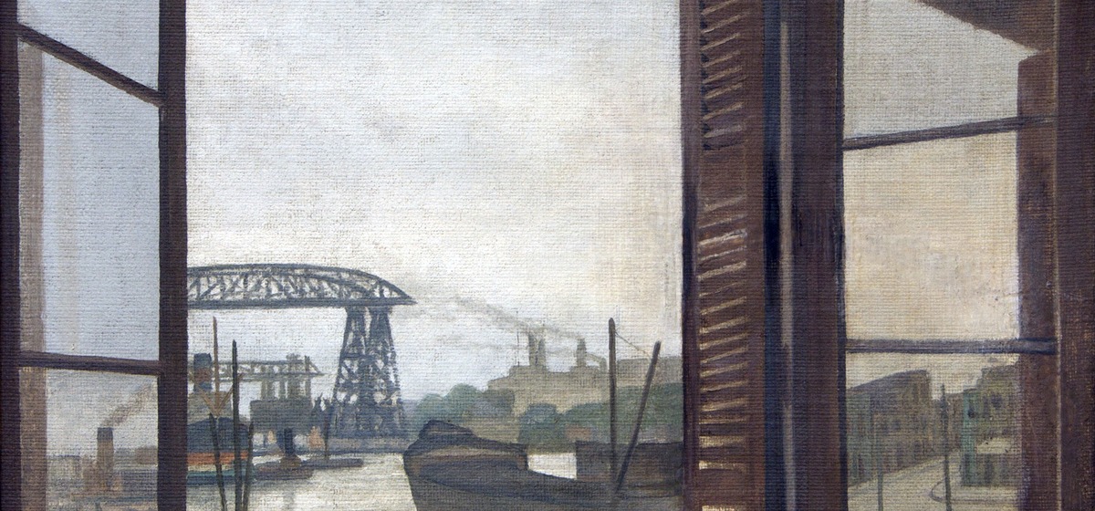Interior de un estudio con la puerta balcón abierta sobre el Riachuelo, barcos amarrados y el Transbordador Nicolás Avellaneda al fondo, óleo de Fortunato Lacámera